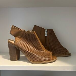 STEVE MADDEN BROWN HEELS